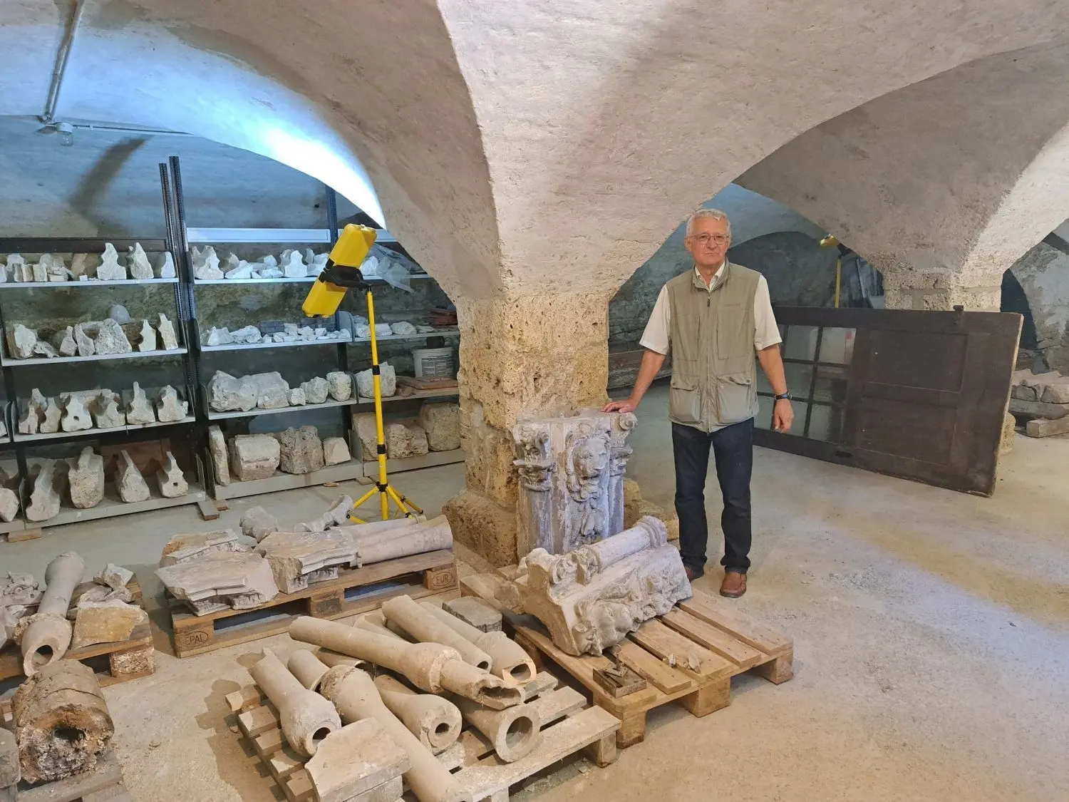 Stadtarchivar Ludwig Ohngemach stand im Gewölbekeller unter der ehemaligen Spitalskirche für Fragen zur Verfügung⇥