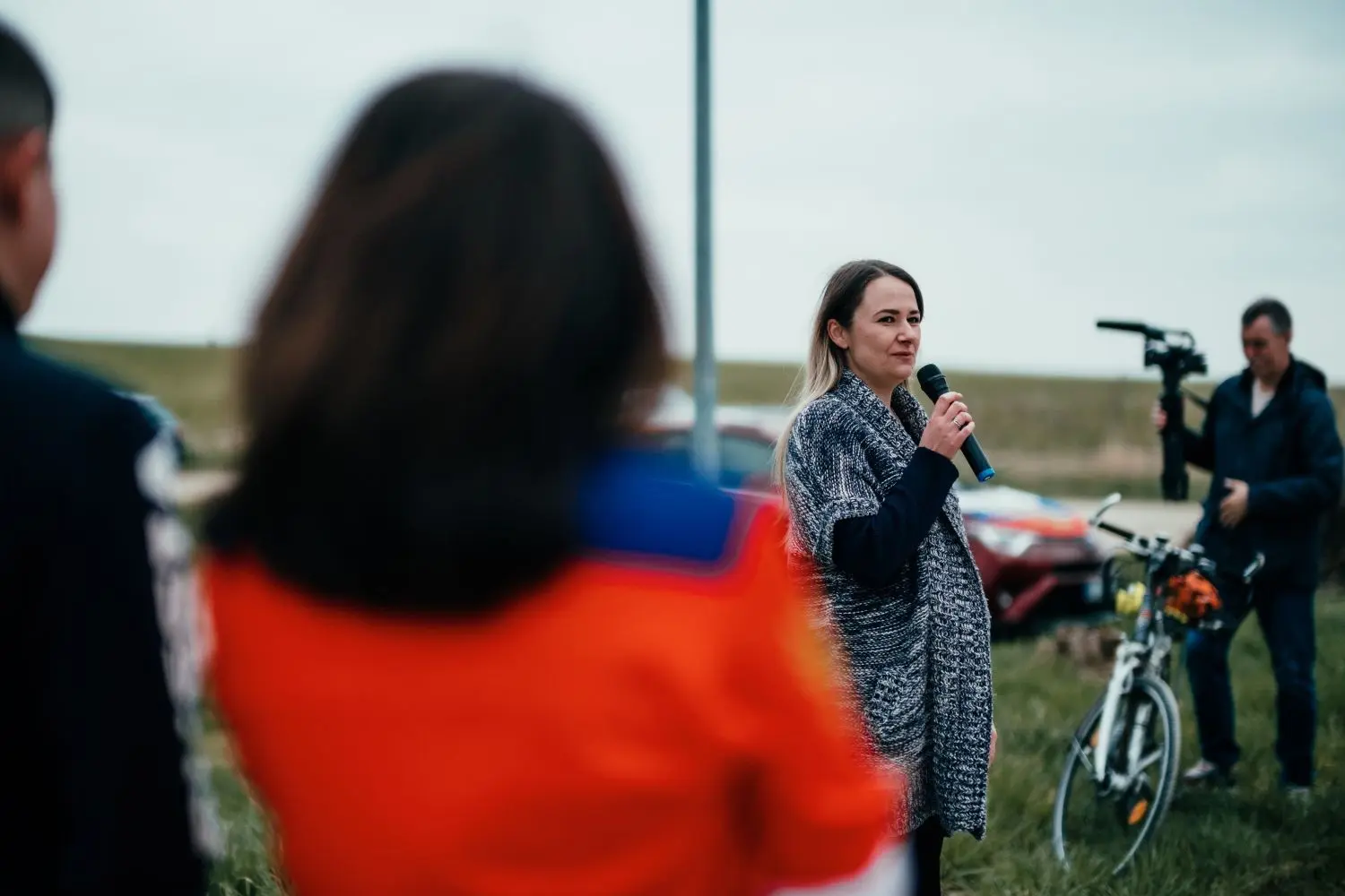 Svetlana Alimova hielt als Organisatorin des Autokorsos eine kurze Ansprache. „Ich kann nicht in die Köpfe der Menschen schauen“, sagte sie, als sie gefragt wurde, ob sich vielleicht auch Befürworter des Krieges unter den Teilnehmenden befinden.