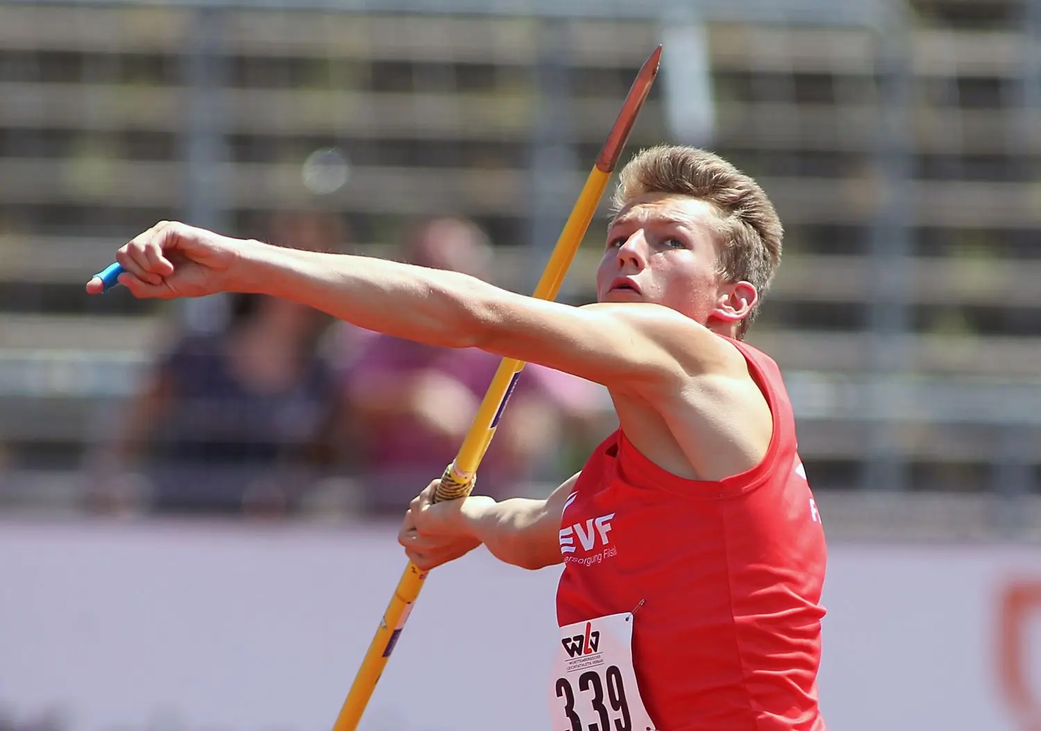 Jannis Keller beim Speerwurf: Der Geislinger steuert seinen Teil zum deutschen Meistertitel der LG Filstal bei.⇥
