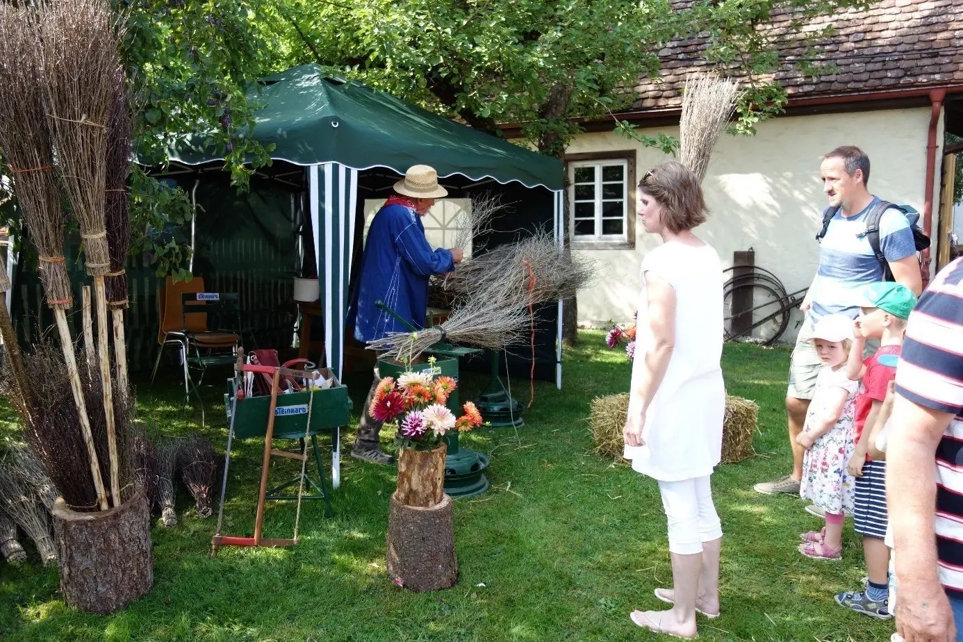 Ärmel hochkrempeln und los geht´s: Die Aktionssonntage im Bauernhausmuseum ermöglichen das Erlernen traditioneller Künste.⇥
