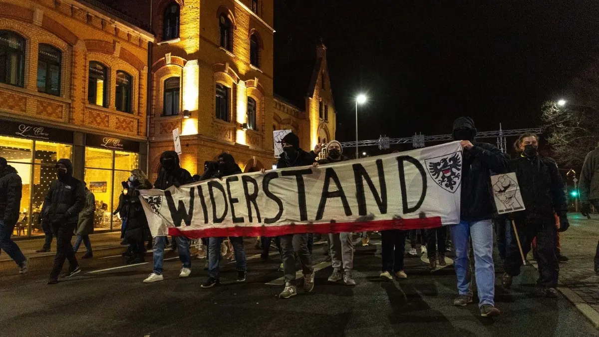 Bei der Demonstration in Reutlingen am 8. Januar liefen vermummte Personen vorneweg. Gut zu erkennen sind die Schilder mit der weißen Faust, die ein gängiges Symbol in der rechten Szene ist.
Themenbilder: Demo gegen Corona-Massnahmen in Reutlingen Innenstadt, Demonstrante mit Plakate, 08.01.2022,
Foto: DROFITSCH/EIBNER