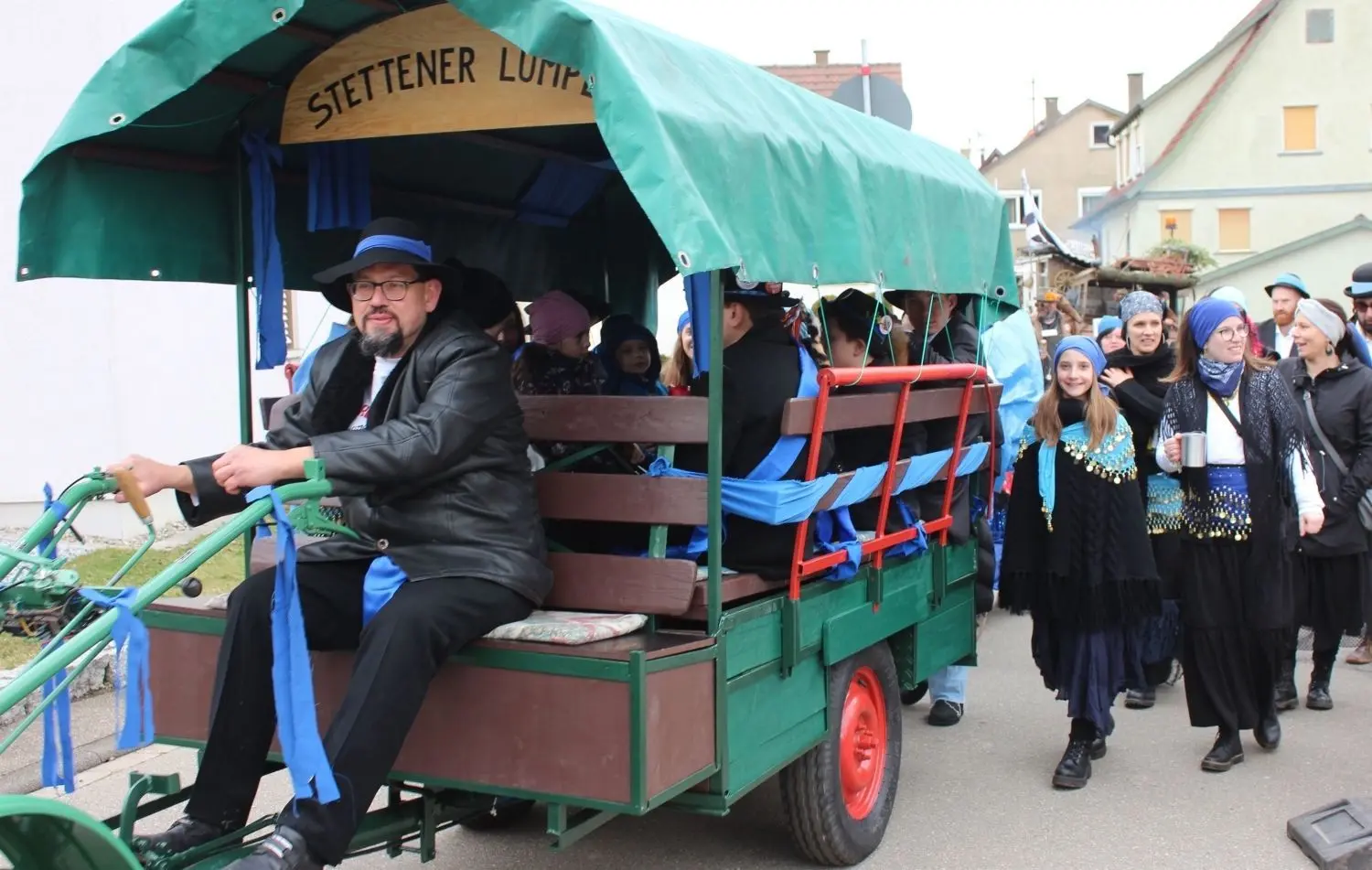 Einmarsch der Gruppen und Kapellen: Die „blaue Sippe“ aus Stetten kommt angeknattert.