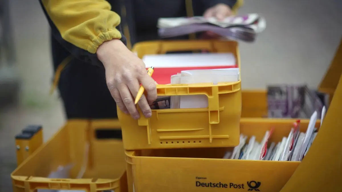 Nicht mehr bis nach Thalfingen für die Post: Böfingen hat ab 24. Mai wieder eine Postfiliale.(Symbolfoto)
Ein Mitarbeiter der Deutschen Post entnimmt am 09.06.2015 in Idstein (Hessen) Briefe aus seinem Briefzustellerwagen. Die Gewerkschaft Verdi hat ihren unbefristeten Streik bei der Deutschen Post am 09.06.2015 fortgesetzt. Foto: Fredrik von Erichsen/dpa ++ +++ dpa-Bildfunk +++
