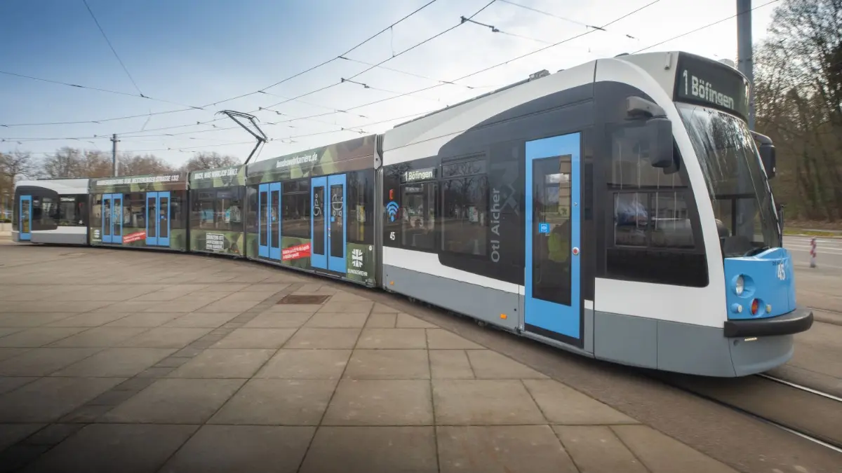 Das Fahren mit Tram und Bus soll auch in Ulm und Umgebung drei Monate lang günstiger sein.
Otl Aicher Straßenbahn mit Bundeswehr werbung SWU
