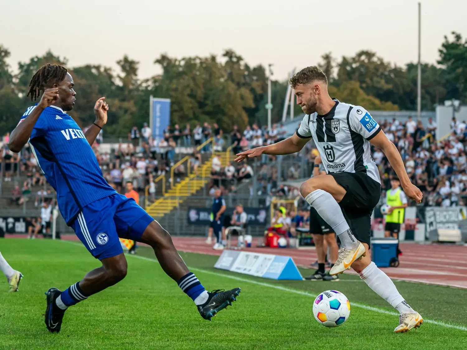 David Grözinger im Zweikampf: Der SSV Ulm 1846 Fußball hat das Testspiel gegen den FC Schalke 04 mit 2:4 verloren.