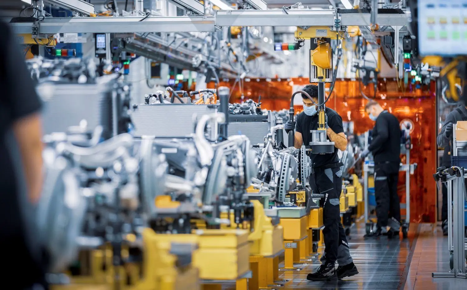 In der Aggregate-Endmontage im Mercedes-Benz Werk. Aus Sicht von Jürgen Pieper tut der Konzern alles, um der Verbrenner-Fraktion nicht weh zu tun. ⇥