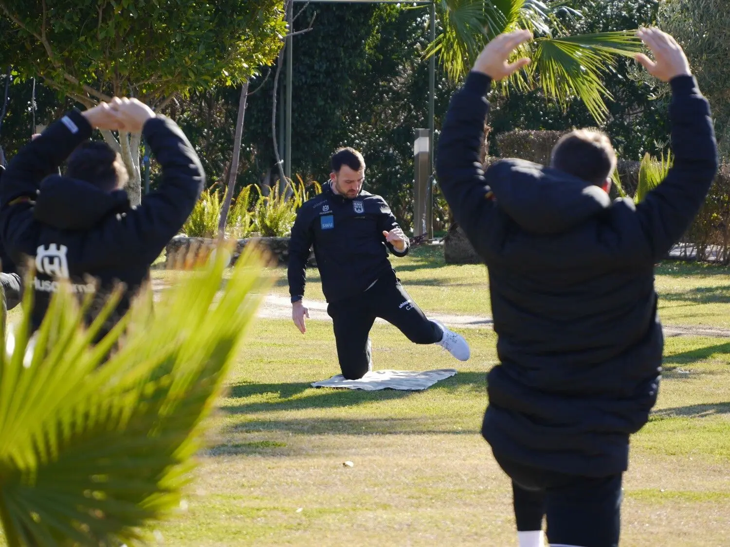 Gymnastik zwischen Palmen und Sträuchern: Am Freitagvormittag war Athletiktrainer Christoph Zellner dafür mit der Mannschaft im Hotelgarten.