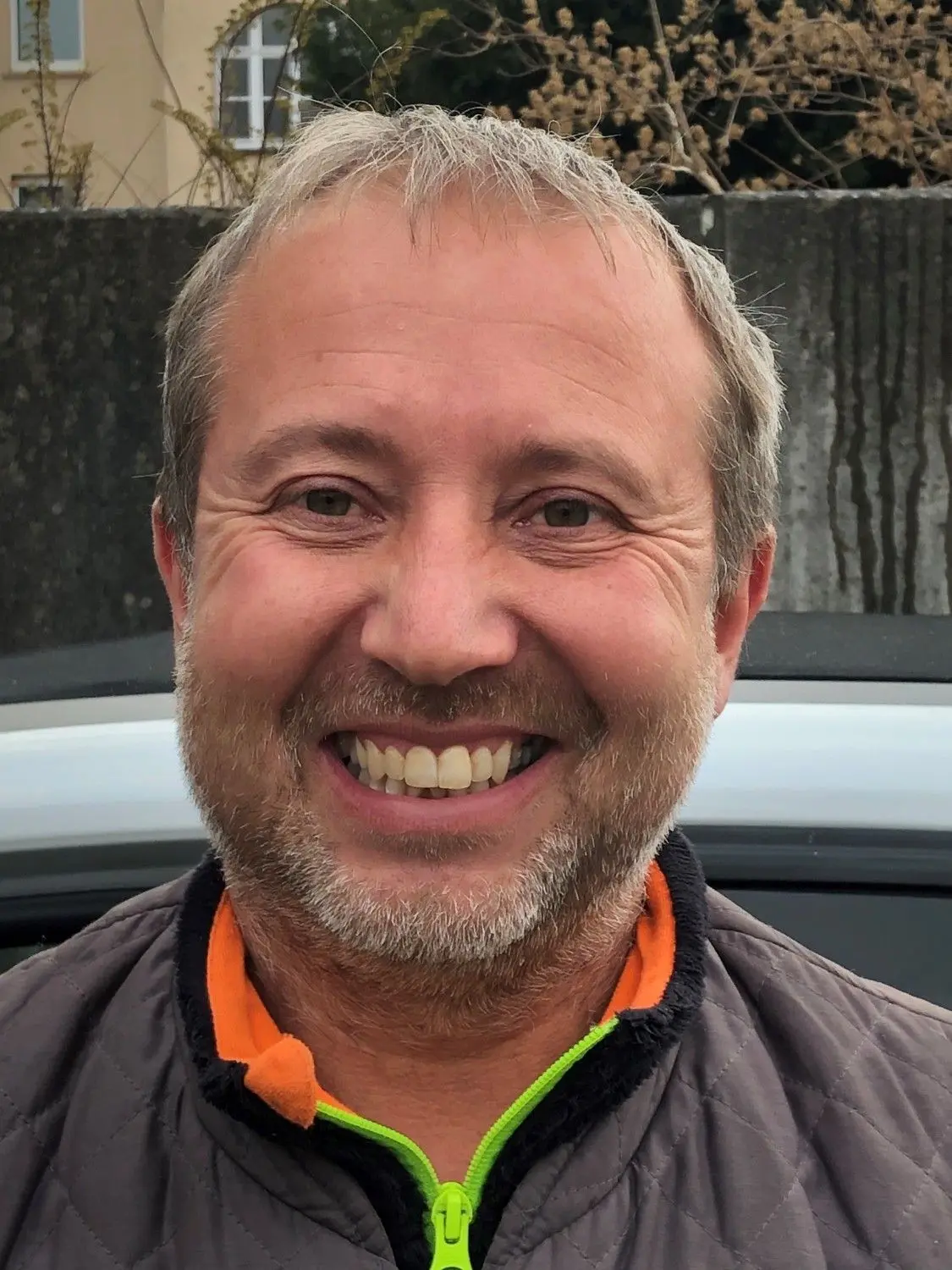 Sascha Gerstmayer hat gut strahlen: Er spielte bei den Dreharbeiten in Rom den Chauffeur des Papamobils. Als Erbauer des „Sonderfahrzeugs“ hatte er sich dieses Privileg ausbedungen.
