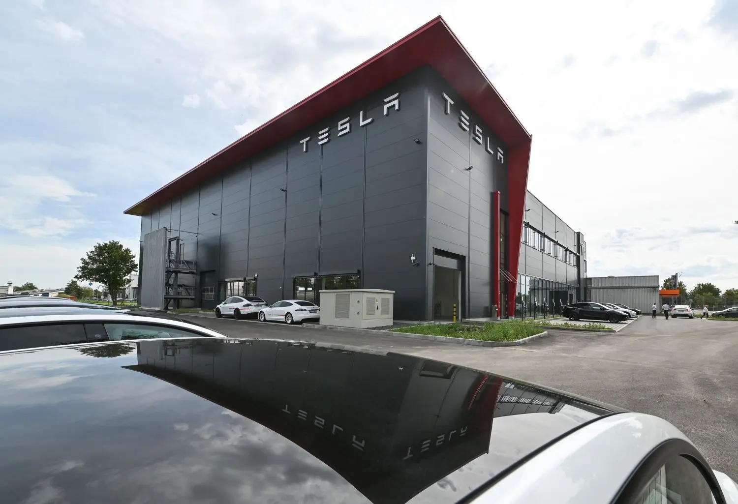 Neuer Weg: Erstmals hat sich Tesla in Neu-Ulm von einem Investor einen Standort komplett bauen lassen, bisher wurden nur Bestandsimmobilien genutzt.