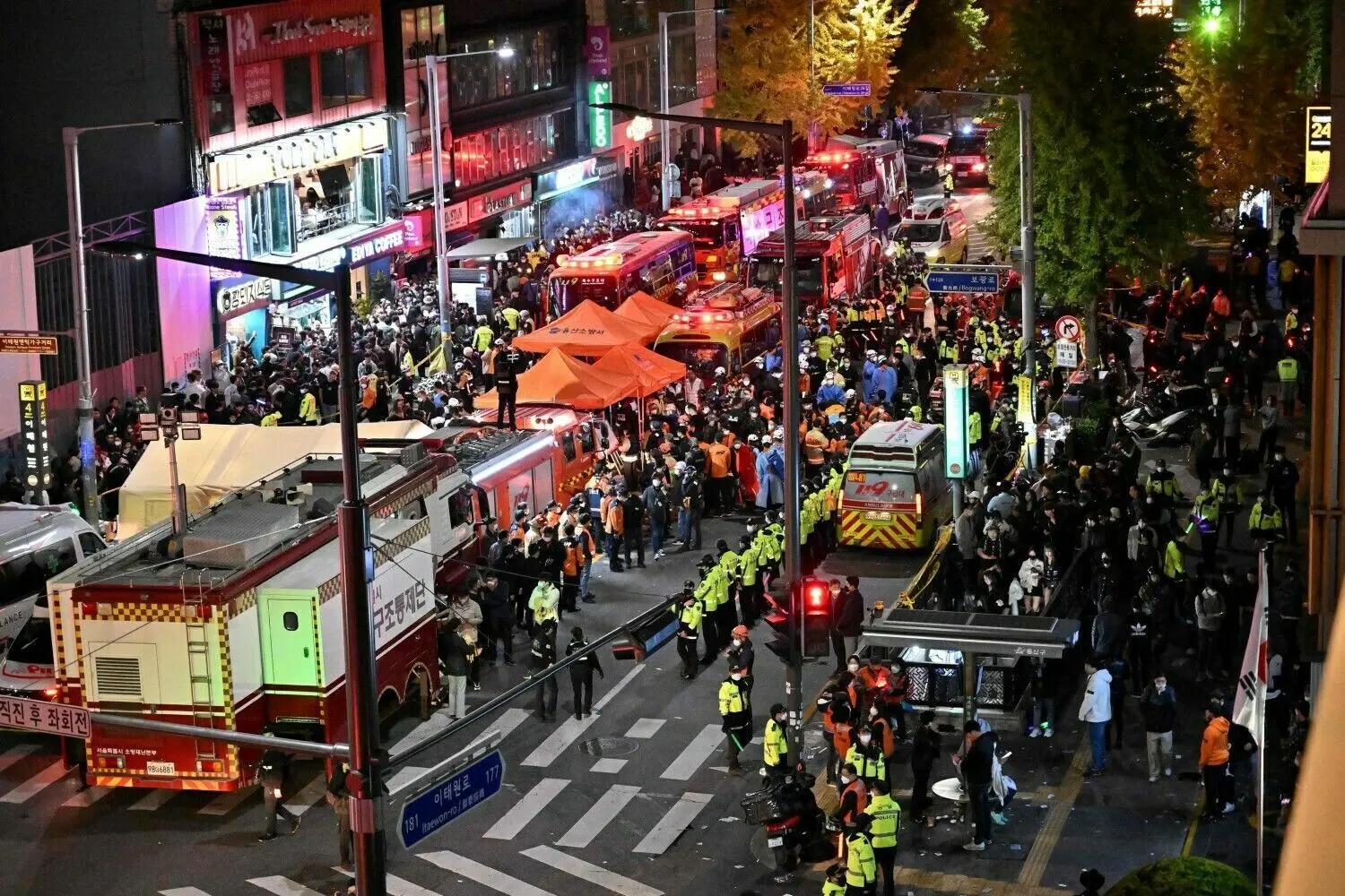 Der Ort des tragischen Geschehens in Seoul: Menschenmassen und zahlreiche Rettungskräfte stehen rund um das Areal, wo zahlreiche Halloween-Feiernde bei einer Massenpanik erdrückt wurden.