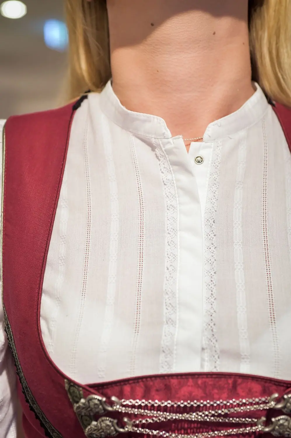 Typisch für die Schwabentracht: die hochgeschlossene Dirndl-Bluse.