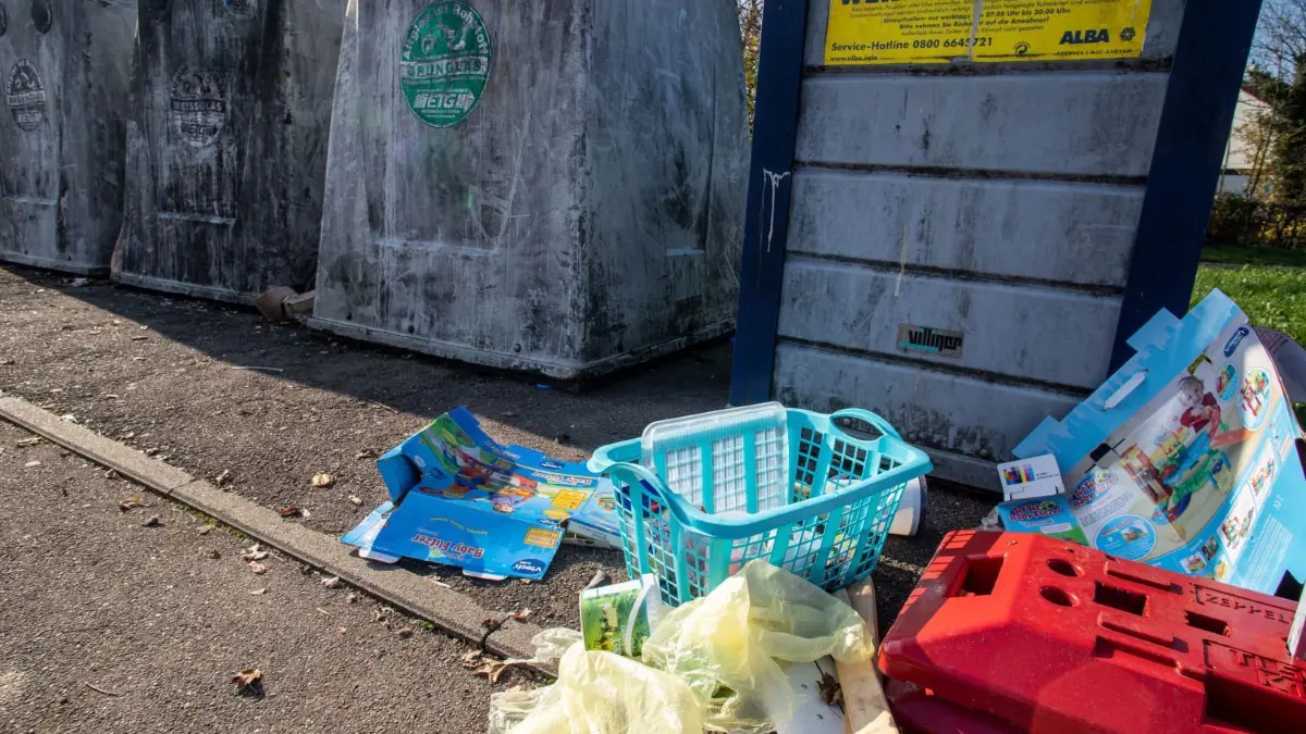 Ärger über wilden Müll: Dieses Archivbild vom Dezember 2020 zeigt, wie es an den Wertstoffcontainern an der Hieberschule in Uhingen aussehen kann.