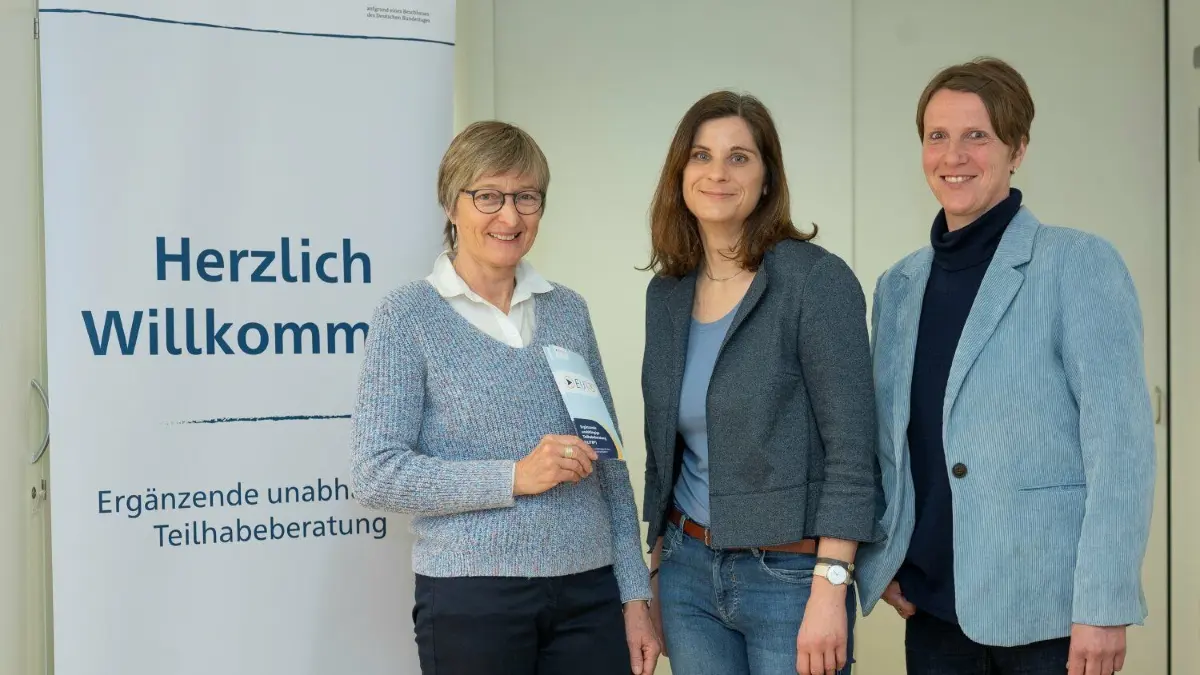 Lotsinnen durch den Bürokratie-Dschungel: Steffi Schulz-Knirlberger, Leiterin der EUTB der Lebenshilfe, und die beiden Beraterinnen Petra Subba (links) und Hildegard Vaas (rechts).
Ulm, Unabhängige Teilhabe Beratung wird es ab dem 1.3. in Blaustein geben
Beratung rund um Behinderung - was steckt dahinter?
Steffi Schulz-Knirlberger, Leitung EUTB
Petra Subba, Beratung EUTB
Hildegard Vaas, Beratung EUTB