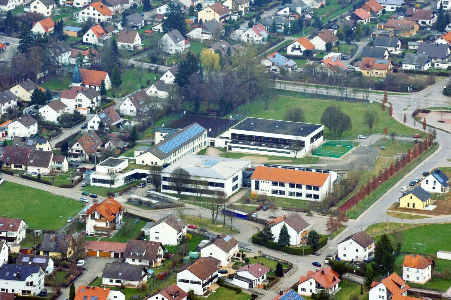 Die Bürgersolaranlage auf dem Dach der Hermann-Köhl-Schule ging 2001 in Betrieb. Das Bild stammt aus dem Jahr 2011.⇥
