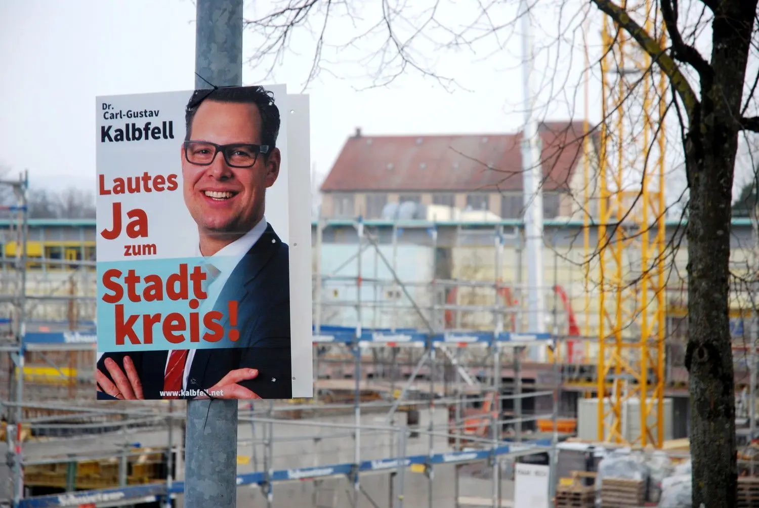 In der Römerschanze lächeln noch Dr. Christian Schneider (links) und Dr. Carl-Gustav Kalbfell von ihren Plakaten.