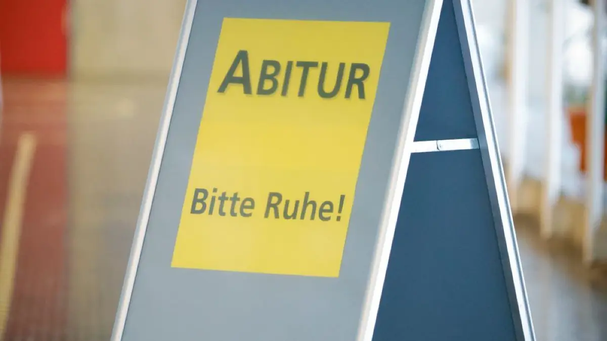 Es ist losgegangen: Die Abiprüfungen sind gestartet und das sogar richtig gut, wie Schülerinnen und Schüler meinen.
Abi Plakate Wiblingen