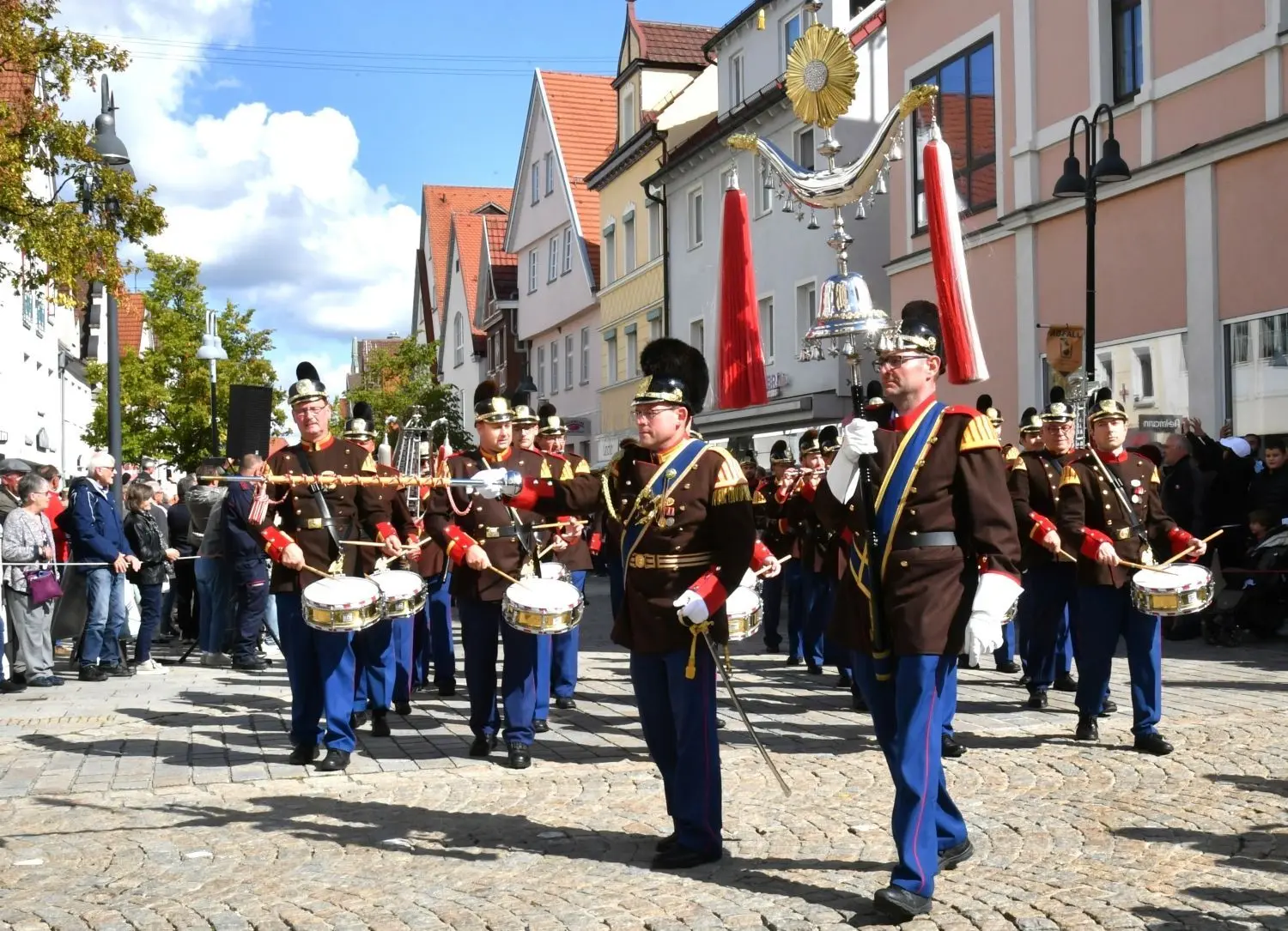 Musikkappellen aus Ehingen, historische Bürgerwachen und Milizen aus 48 Orten in Baden-Württemberg und rund 2000 Teilnehmer "im bunten Rock" waren am Sonntag zu Gast in Ehingen.