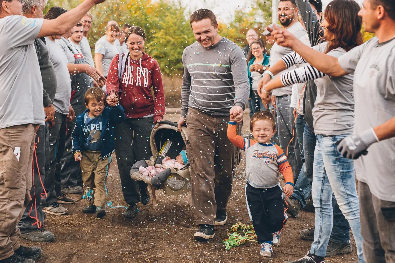 Unbeschreibliche Freude: Dem moldawischen Ehepaar und ihren drei Kindern wird das Haus bei einer Feier übergeben.
