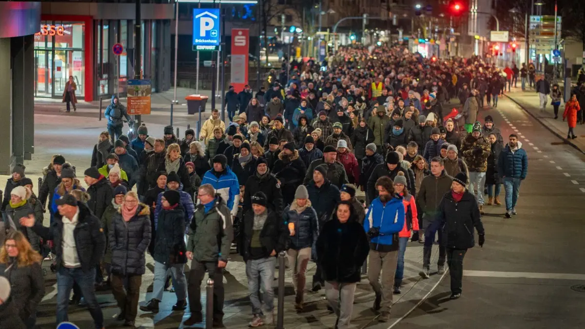 Der Zug der „Spaziergänger“ durch Ulms Neue Mitte am Freitag, 21. Januar.
Münsterplatz. Wieder Spaziergang angemeldet. Könnte wieder großer Zug werden.
Demozug der Corona-Massnahmen-Gegner