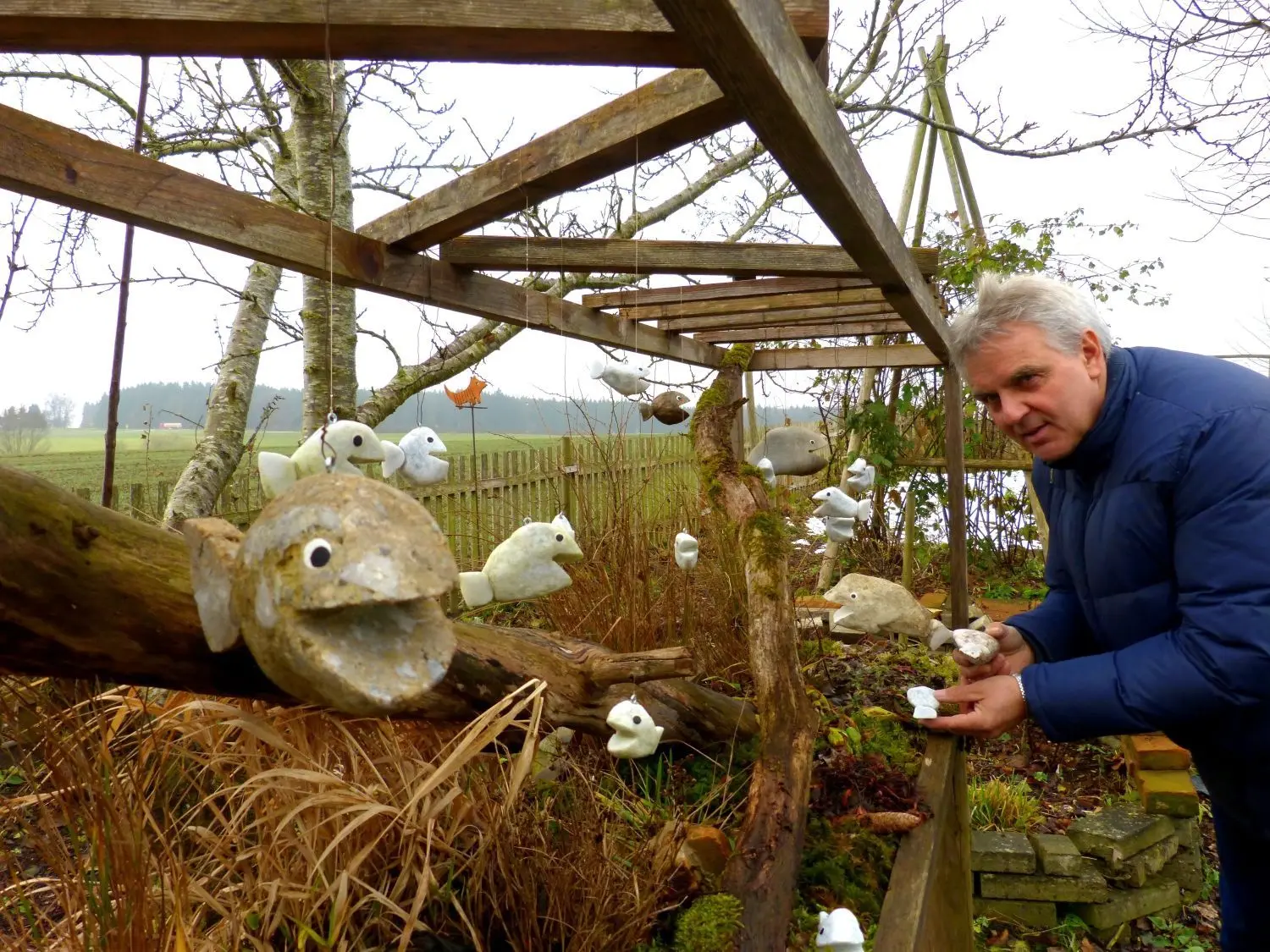 Wolfgang Gaus präsentiert einen seiner ältesten Fische.⇥