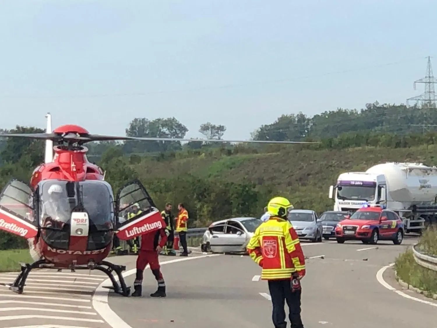 Ein Rettungshubschrauber ist ebenfalls im Einsatz.