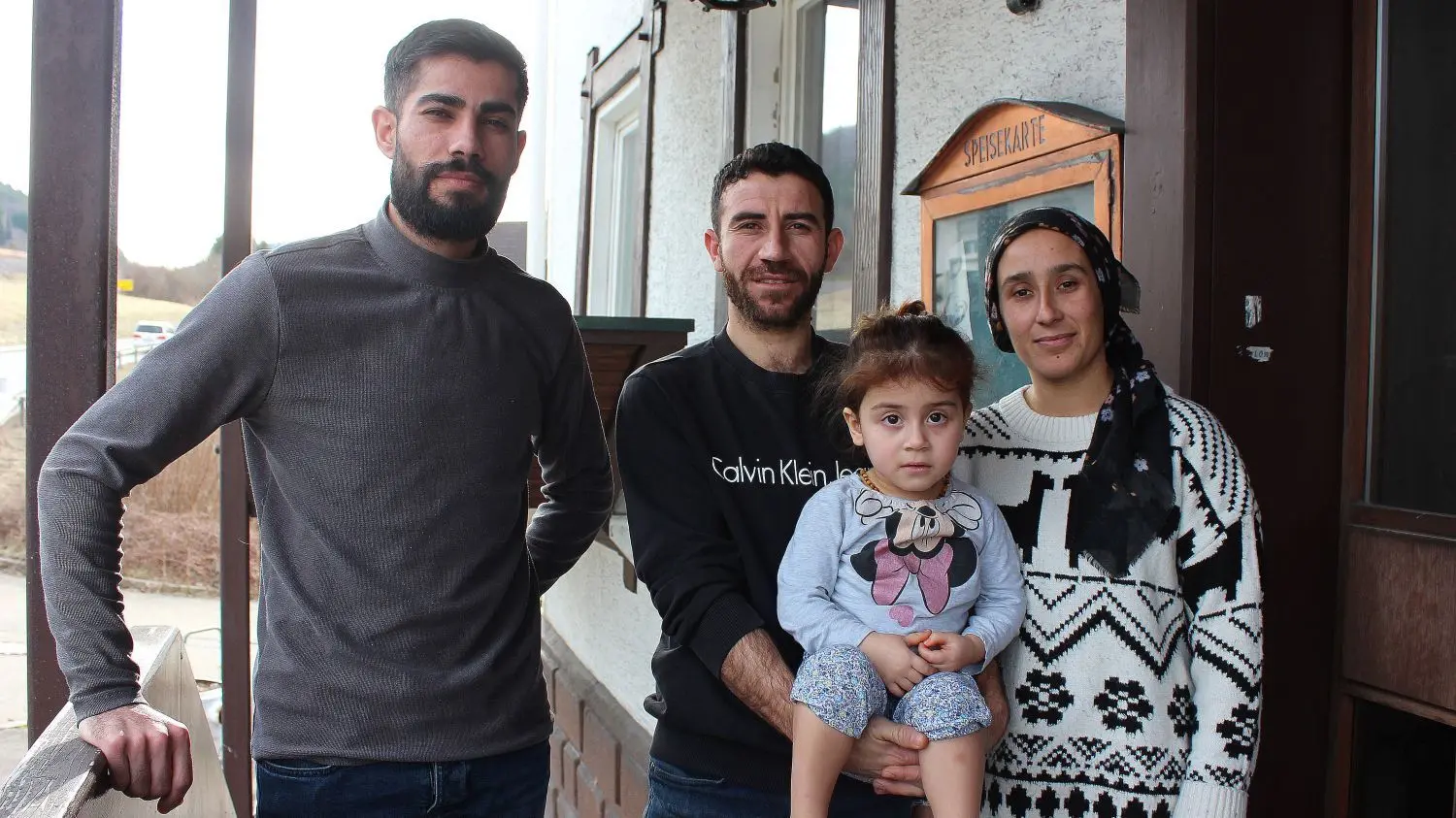 Die Erbeclers auf der Treppe des vormaligen Gasthofs „Lamm“, in dem sie eine zeitweise Unterbringung gefunden haben. Der Aufenthalt der kurdischen Familie soll, ihrem eigenen Willen nach, nicht von Dauer sein. Sie wollen ein eigenes, dauerhaftes Heim. Und sie sind erpicht darauf, Arbeit zu finden, denn selbst wenn ihr Asylantrag nicht bewilligt wird, besteht doch die Chance, dass sie in Deutschland bleiben können – sofern sie eine dauerhafte Beschäftigung haben. ⇥