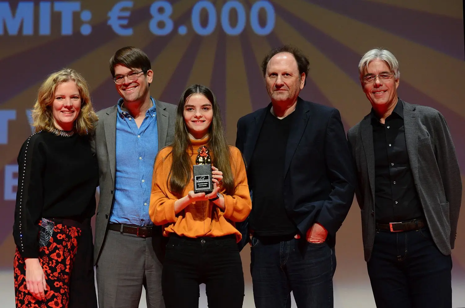Die neue Intendantin der Biberacher Filmfestspiele, Helga Reichert (links) mit Regisseur Florian Aigner und dem Team des Siegerfilms „Im Niemandsland“. Schauspielerin Emilie Neumeister hält den „Goldenen Biber“.