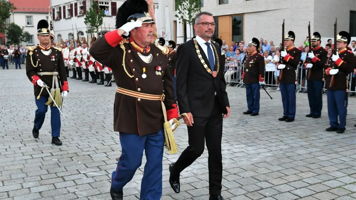 Kommandant Josef Stocker und Oberbürgermeister Alexander Baumann schreiten vor dem Großen Zapfenstreich am Vorabend von Fronleichnam auf dem Marktplatz die Reihen der Teilnehmer ab.⇥
Kommandant Josef Stocker und Oberbürgermeister Alexander Baumann schreiten vor dem Großen Zapfenstreich am Vorabend von Fronleichnam auf dem Marktplatz die Reihen der Teilnehmer ab.