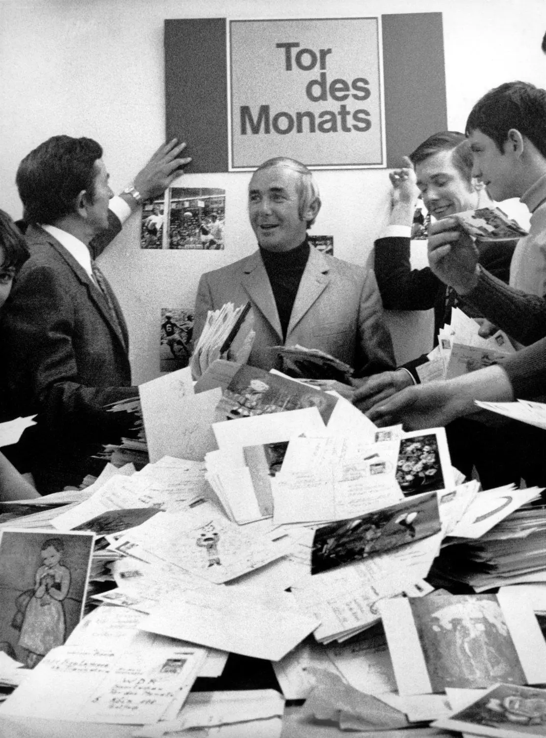 Sportschau-Moderator Ernst Huberty (r) im April 1971 beim WDR vor den rund 250 000 Zuschriften zur Wahl des „Tor des Monats.