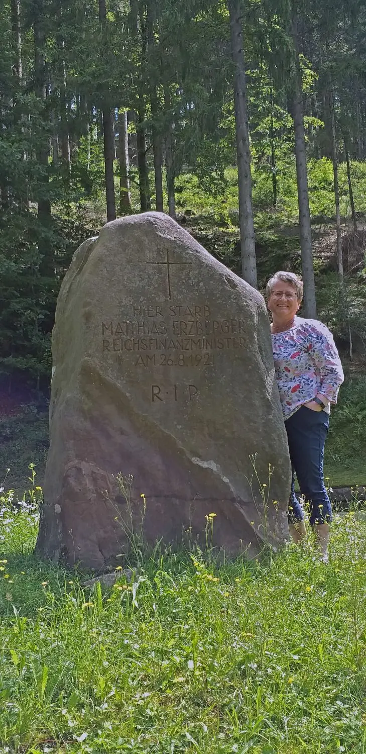 Maria Bloching neben dem Gedenkstein, der im Schwarzwald an den Mord an dem Politiker Erzberger erinnert. ⇥