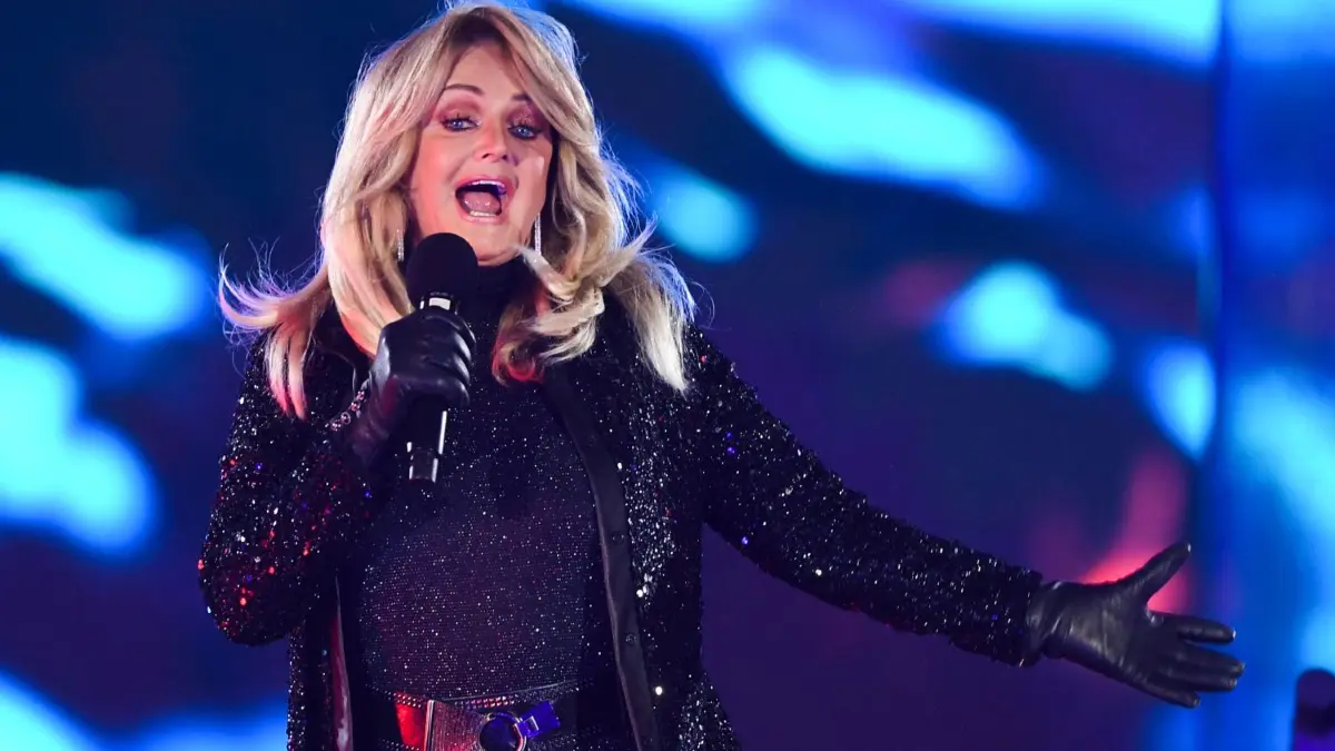 Bonnie Tyler singt bei der Silvesterfeier des ZDF am Brandenburger Tor auf der Bühne.
31.12.2021, Berlin: Bonnie Tyler singt bei der Silvesterfeier des ZDF am Brandenburger Tor auf der Bühne. Foto: Christophe Gateau/dpa +++ dpa-Bildfunk +++