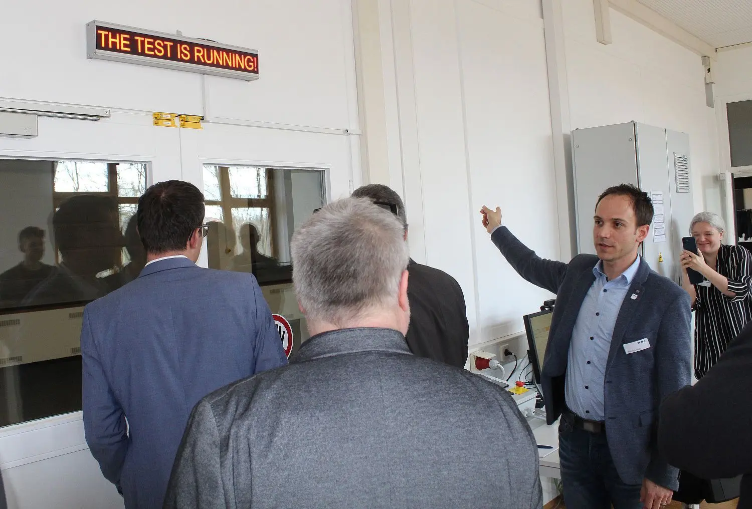 „The test is running“: Robertino Saupp (rechts) setzte das „SensLab“ in Betrieb.