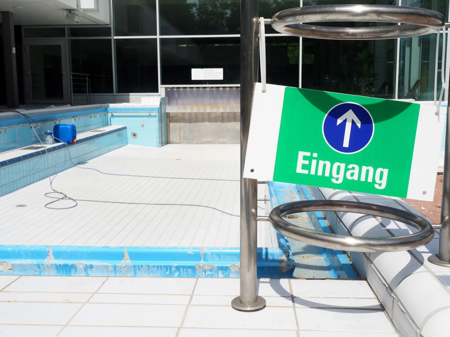 Auch das Außenbecken ist derzeit ohne Wasser, damit es gereinigt werden kann.