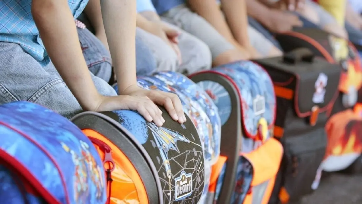 Die nächsten Einschüler stehen schon in den Startlöchern (Symbolfoto).
ARCHIV - 18.08.2009, Nordrhein-Westfalen, Düsseldorf: ILLUSTRATION - Mehrere Erstklässler warten auf ihre Einschulung in eine Düsseldorfer Grundschule. Lehrermangel, Sanierungsstau und die Rückkehr zum neunjährigen Gymnasium: Zum Beginn des neuen Schuljahres stehen die mehr als 5500 Schulen in Nordrhein-Westfalen vor vielen Herausforderungen. Foto: David-Wolfgang Ebener/dpa +++ dpa-Bildfunk +++