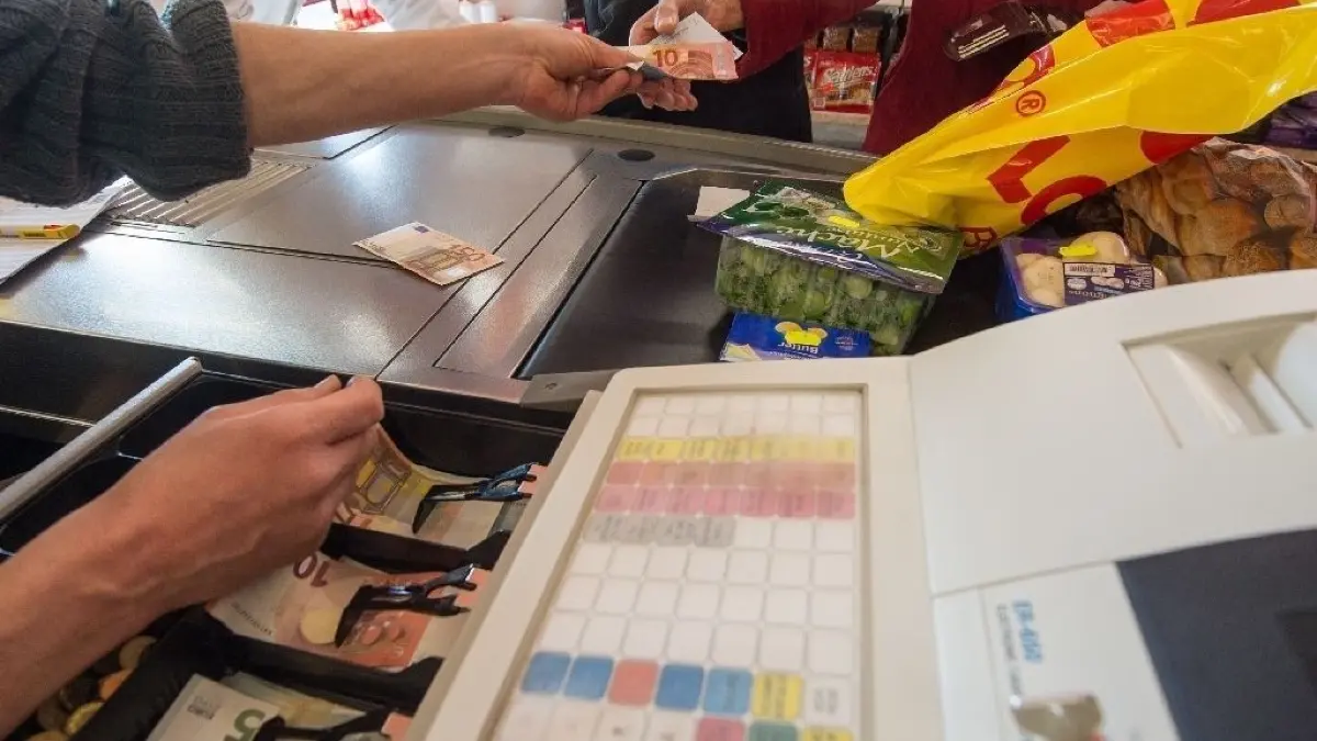 Einkäufe: Auch an Supermarktkassen zahlen die Kunden in Deutschland immer öfter mit EC- oder Kreditkarten.
ARCHIV - 16.01.2015, Bayern, Straubing: An einer Supermarktkasse in einem Lebensmittelmarkt wird mit Bargeld bezahlt. Lange Schlangen an der Ladenkasse nerven viele Verbraucher. Doch ausgerechnet das von Kritikern als umständlich gescholtene Bargeld ist einer Studie zufolge vergleichsweise schnell. (zu dpa "Bargeld ist besser als sein Ruf - Zahlungen schnell und günstig") Foto: Armin Weigel/dpa +++ dpa-Bildfunk +++ | Verwendung weltweit