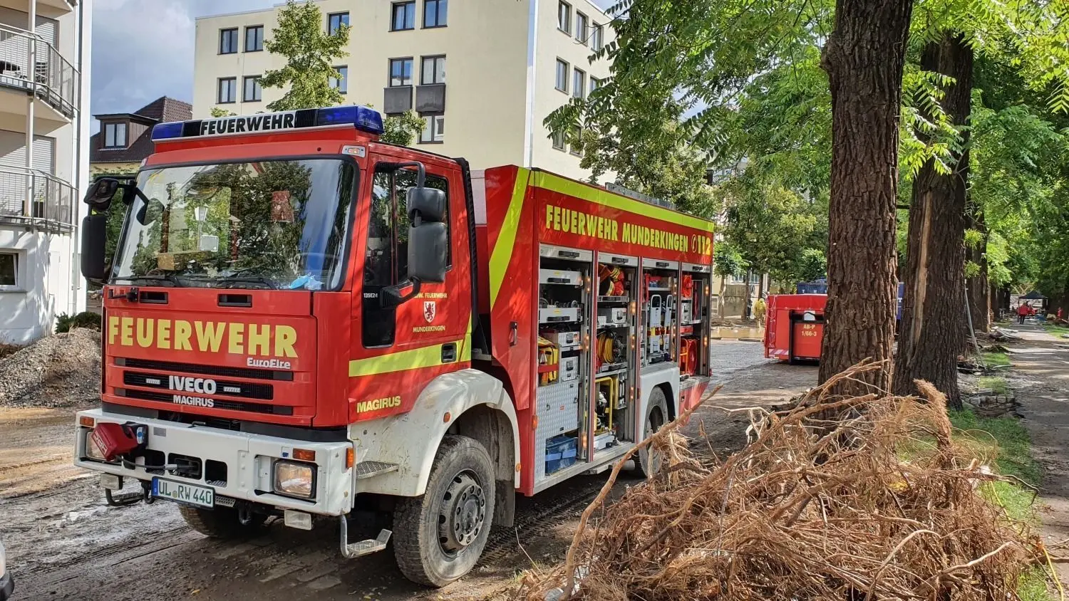 Der Munderkinger Rüstwagen an der Einsatzstelle in Bad Neuenahr-Ahrweiler. Noch immer sind die Straßen vom Schlamm überzogen.