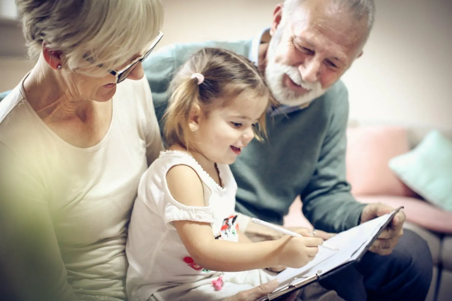 In einer harmonischen Familie nehmen Großeltern eine wichtige Rolle als Bezugspersonen für das Kind ein. Doch gibt es Konflikte, ist ein Austausch zwischen Eltern und Großeltern auf Augenhöhe wichtig, sagt Diplom-Sozialpädagoge Joachim Ruck-Neuhaus. ⇥