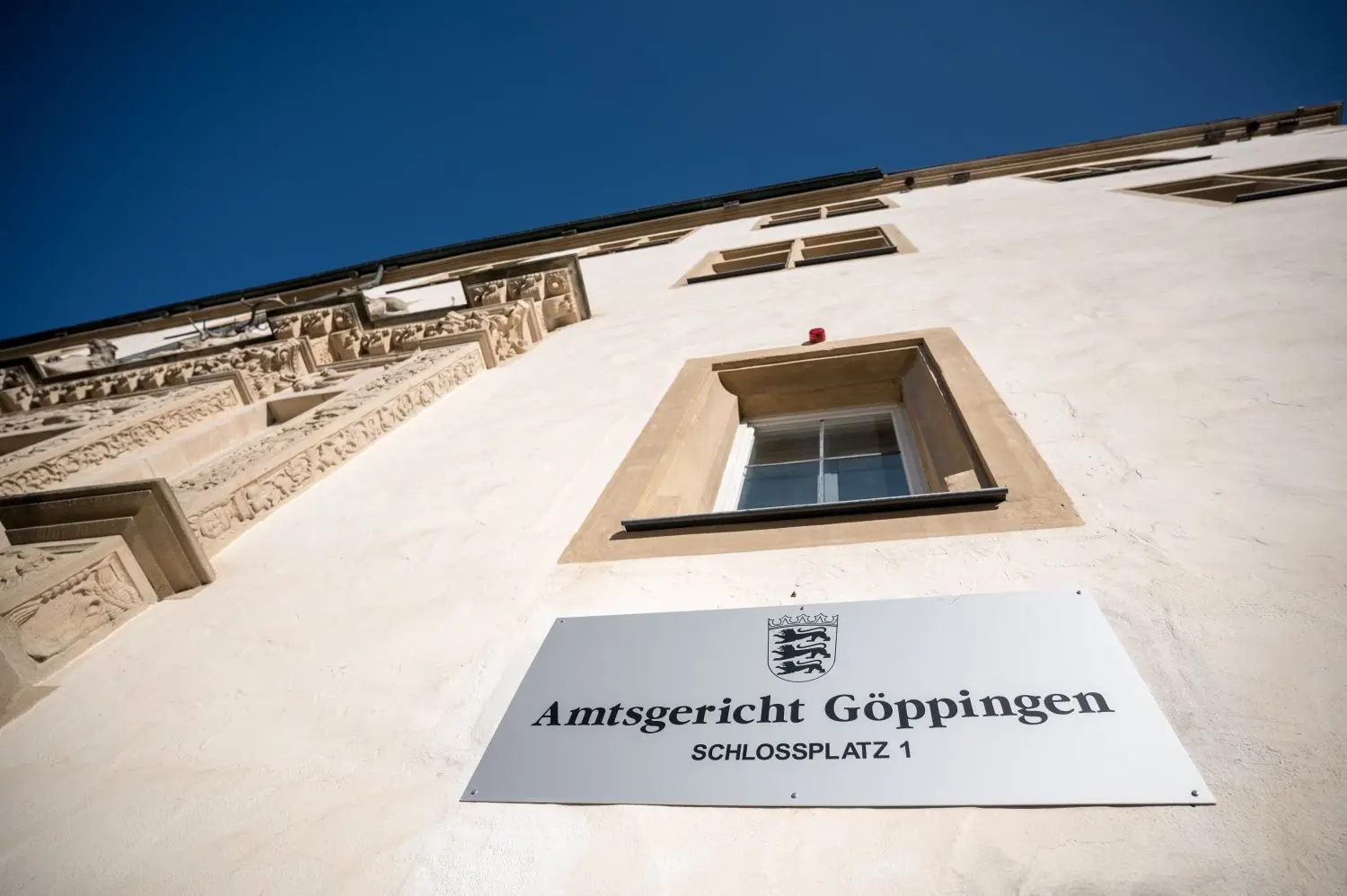 Blick auf die Fassade des Göppinger Amtsgerichts im Schloss.