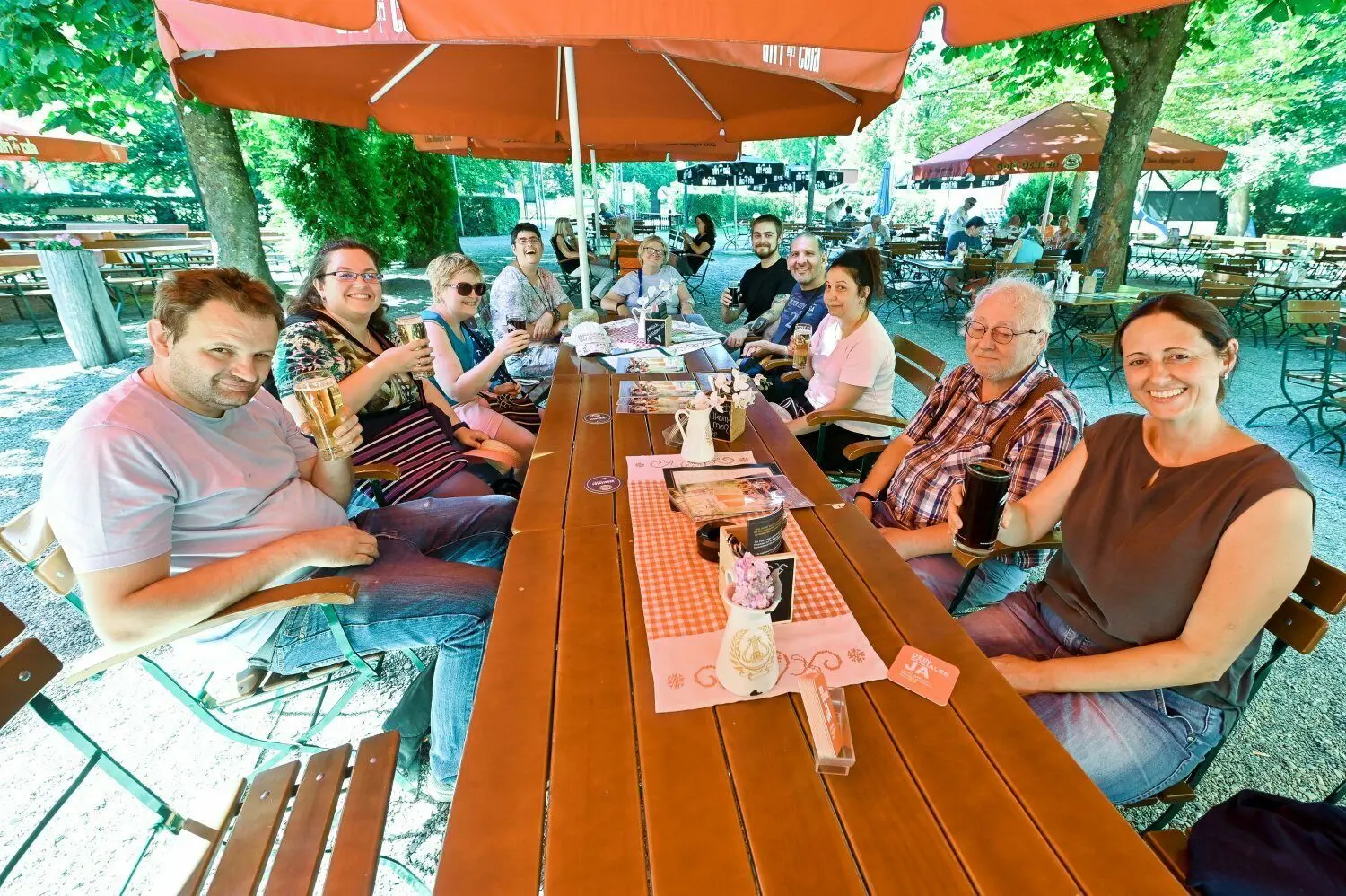 Arbeiten ist nicht alles, das Leben will auch genossen werden – ob auf Freizeiten oder im Biergarten, wie diese Gruppe in der „Teutonia“ zeigt. Seit 25 Jahren gibt es dafür die „Offenen Hilfen“ der Lebenshilfe Donau-Iller.⇥