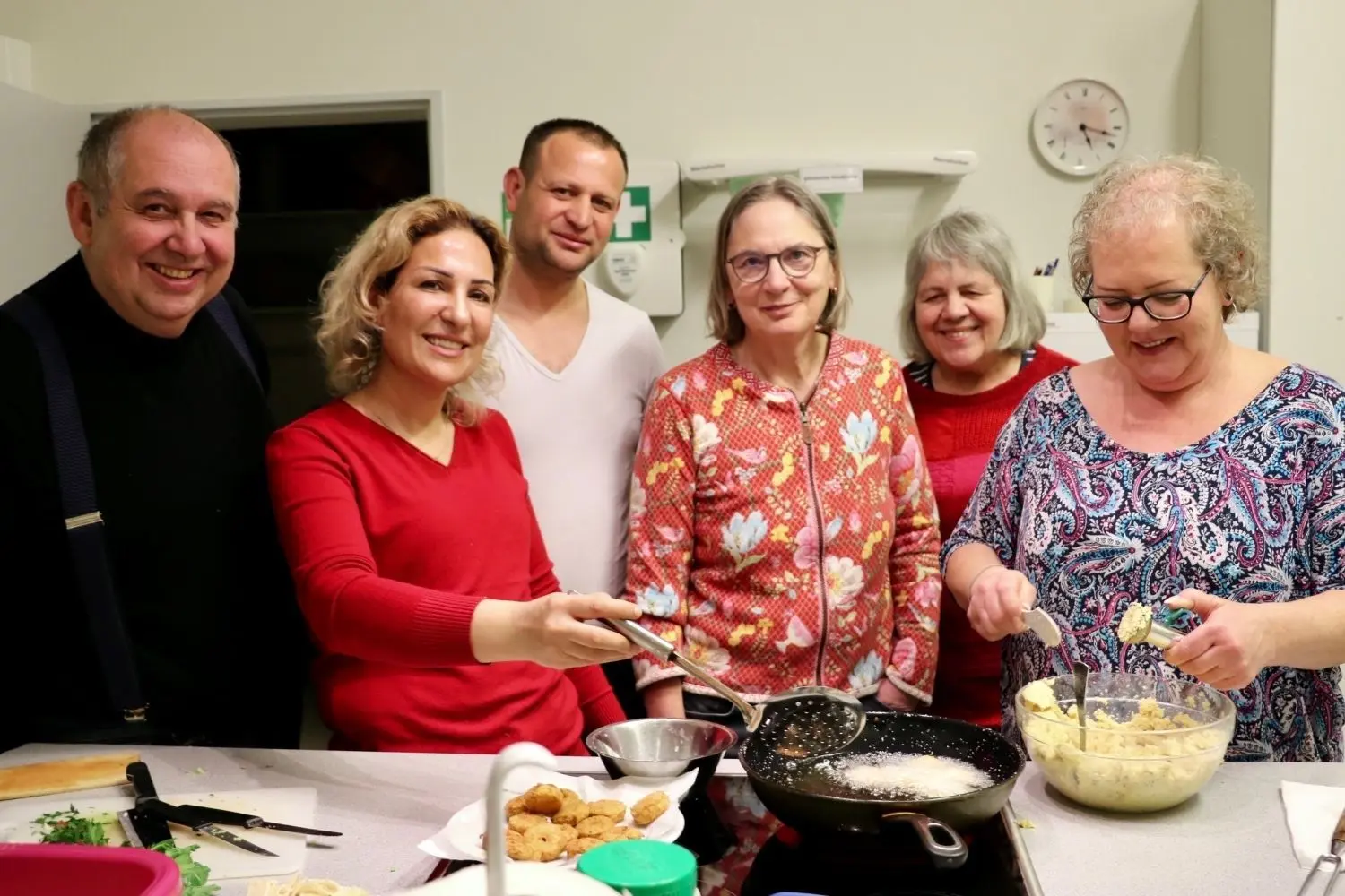 Gruppenfoto Yasmin Hasso (2. von links) und Ute Krauß (2. von rechts, hinten) zeigen beim „Kochen wie in 1001 Nacht“, wie Falafel gemacht werden. Auch die Teilnehmenden dürfen diese formen und ausbacken.⇥