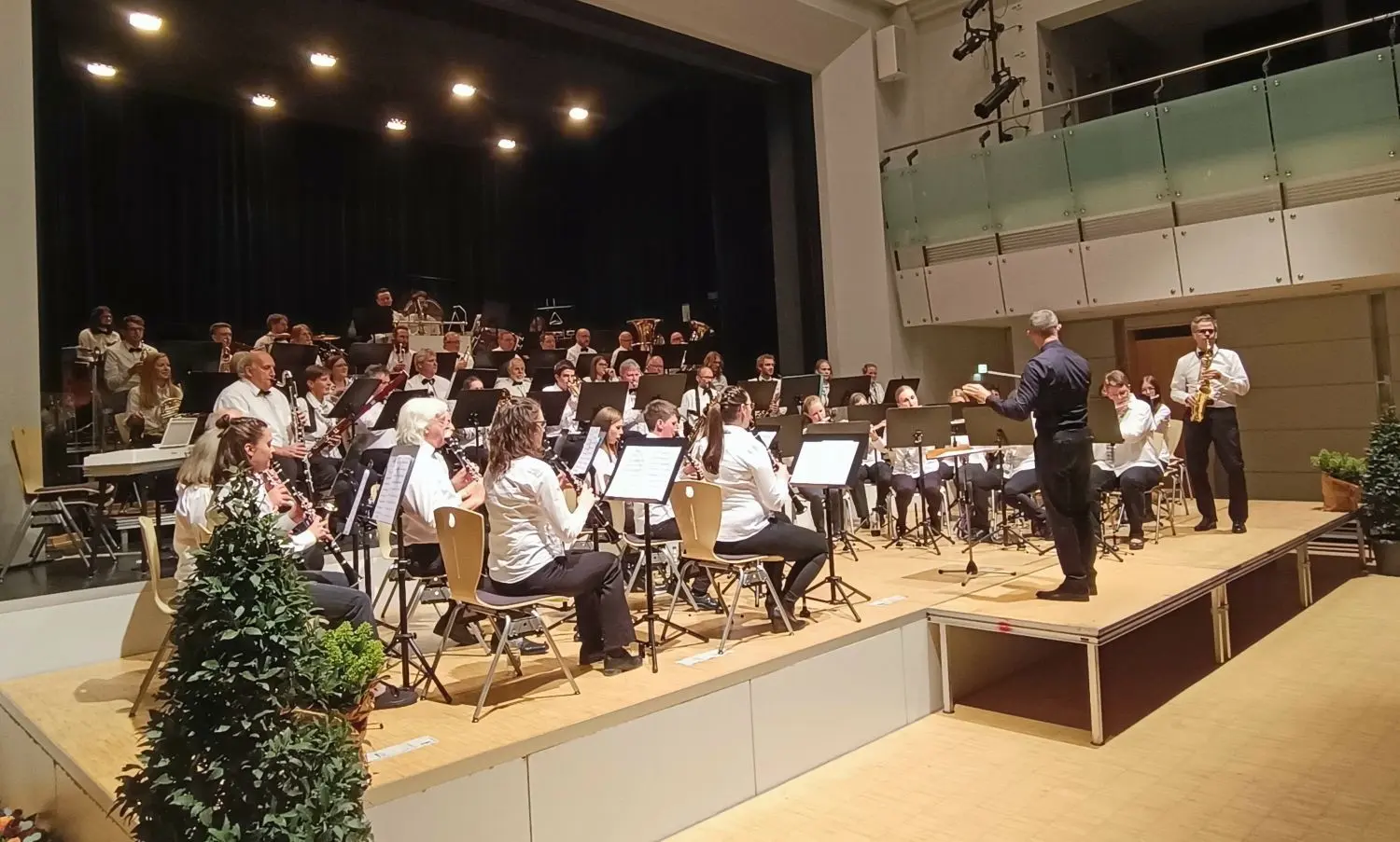 Das Große Orchester lieferte beim Herbstkonzert einen musikalischen Leckerbissen nach dem anderen. Das Publikum zeigte sich in der Festhalle in Ebingen restlos begeistert.⇥