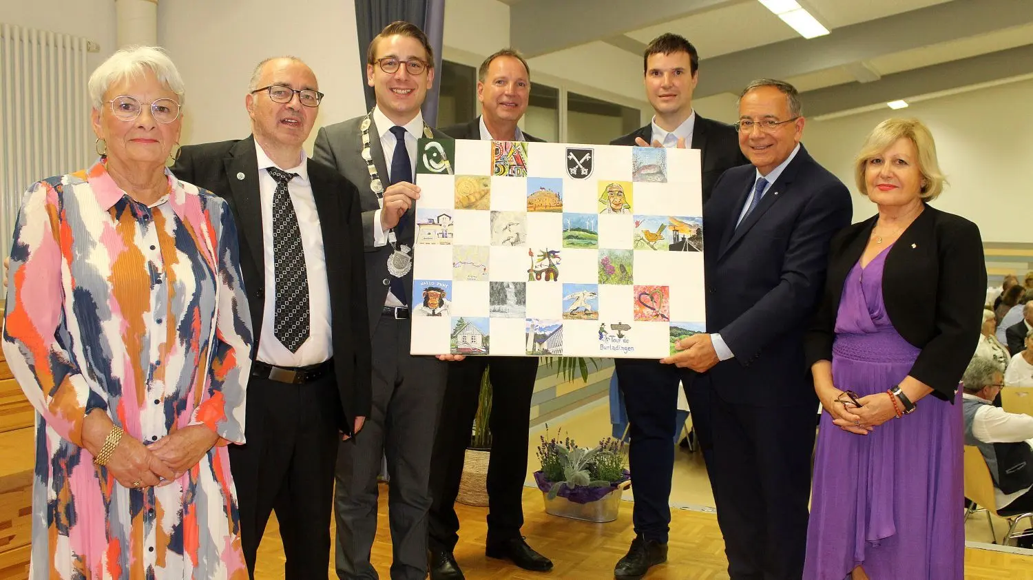 Für Burladingens Bürgermeister Davide Licht (mit Amtskette) stellte die Erneuerung der Partnerschaft mit der französischen Stadt Le Plessis-Trévise einen Höhepunkt des vergangenen Jahres dar. In Zeiten der Krise, so Lichts Credo, sollte nicht gejammert, sondern gehandelt werden. Die Bande innerhalb der Europäischen Union zu stärken, müsse eines der wichtigsten Anliegen der Zeit sein. Und auf kommunaler Ebene? Breitbandausbau!⇥