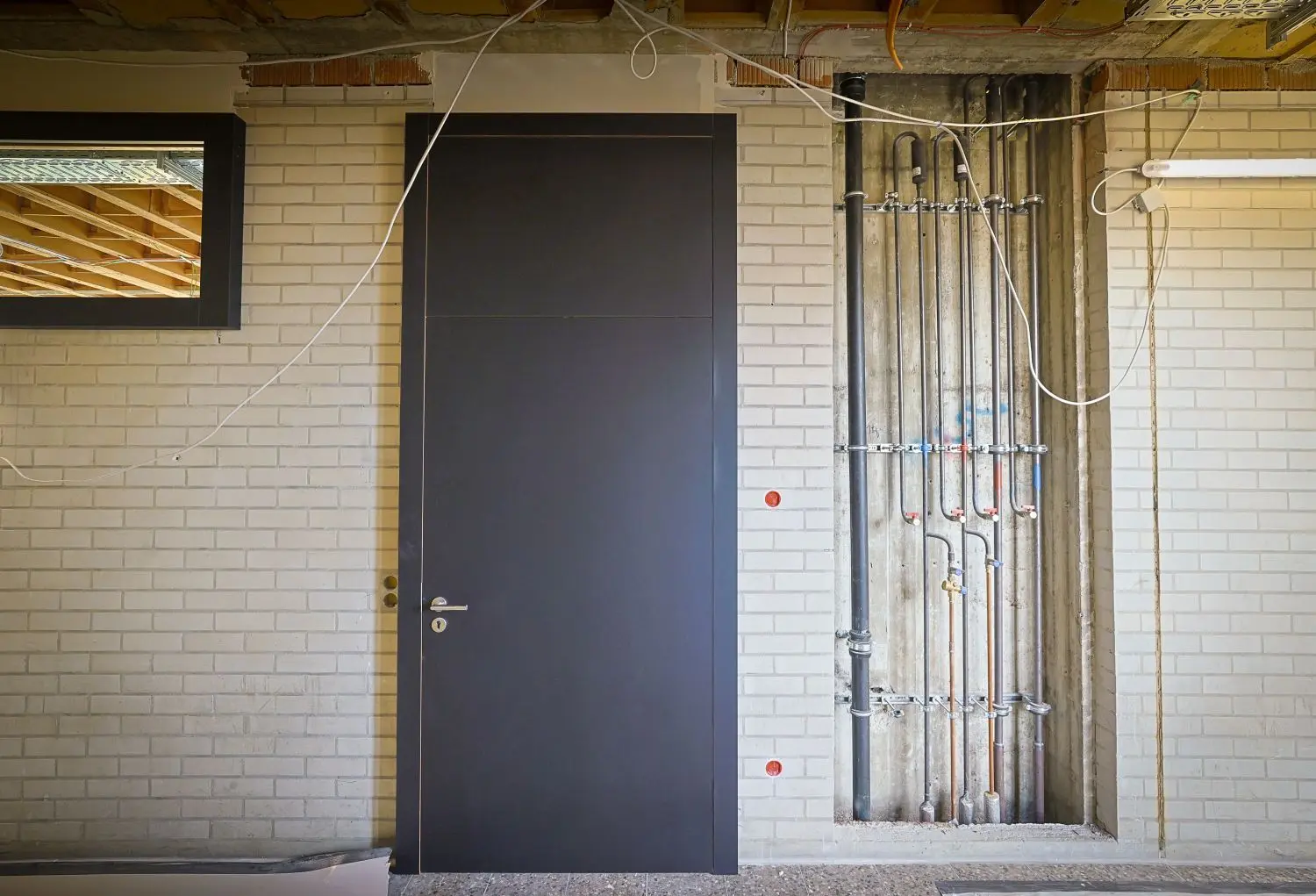 Tür zum Klassenzimmer: Mit solchen edlen Türen werden die Klinkerwände der List-Schule künftig bestückt.