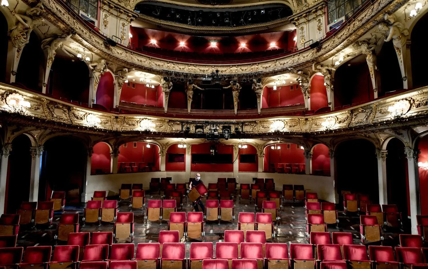 Was geht? Im Berliner Ensemble werden die Zuschauerplätze sortiert.