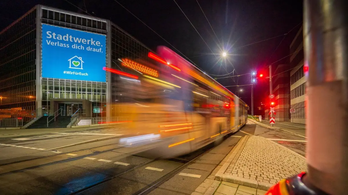 Wann fahren der letzte Bus und die letzte Straßenbahn in Ulm an Schwörmontag?
Bitte eine Tram oder einen Bus mit der gut erkennbaren SWU im Hintergrund. Jahresbilanz der SWU.