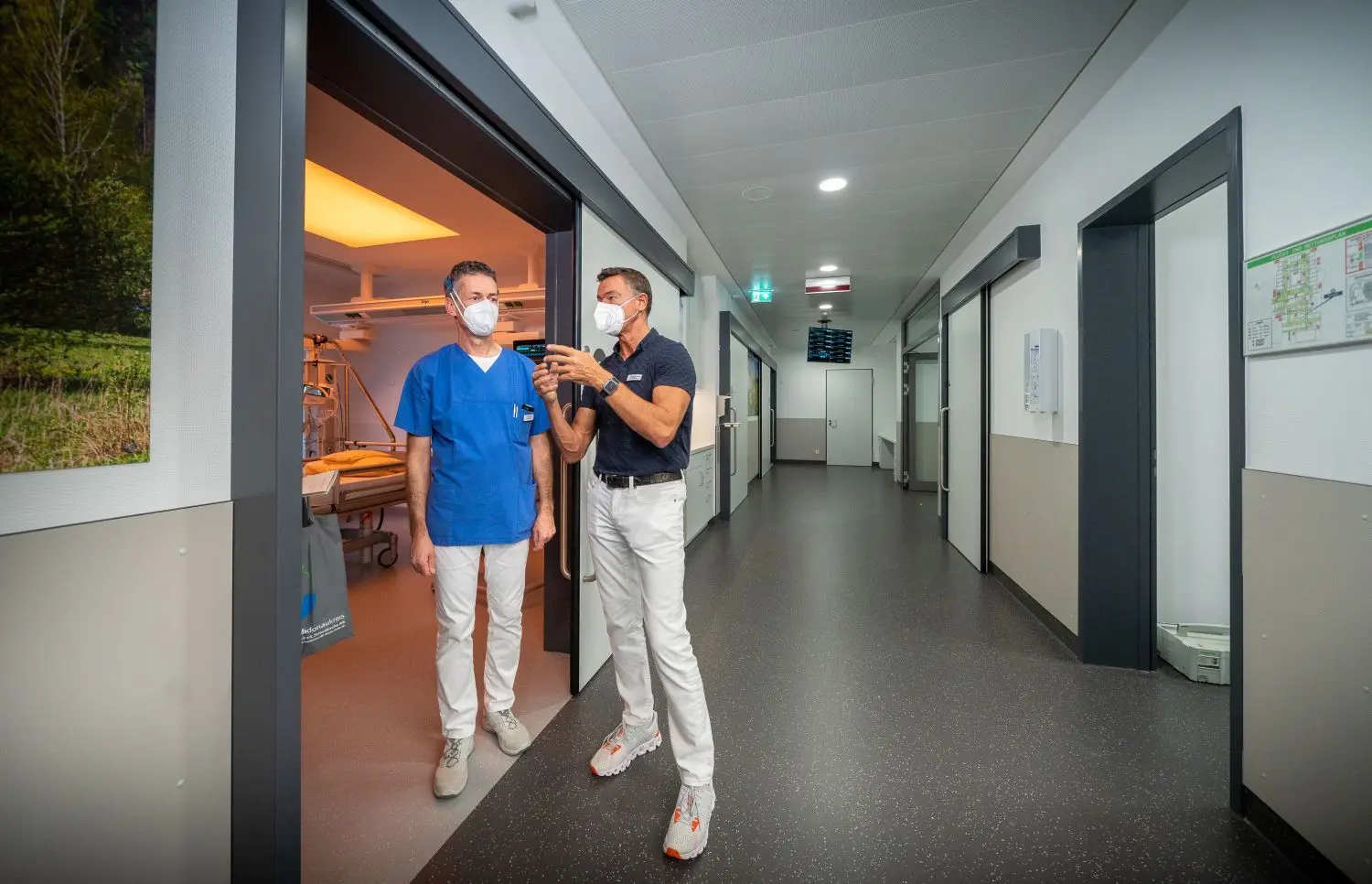 Dr. Markus Winter und Dr. Roland Eisele zeigen die Intensivstation.⇥