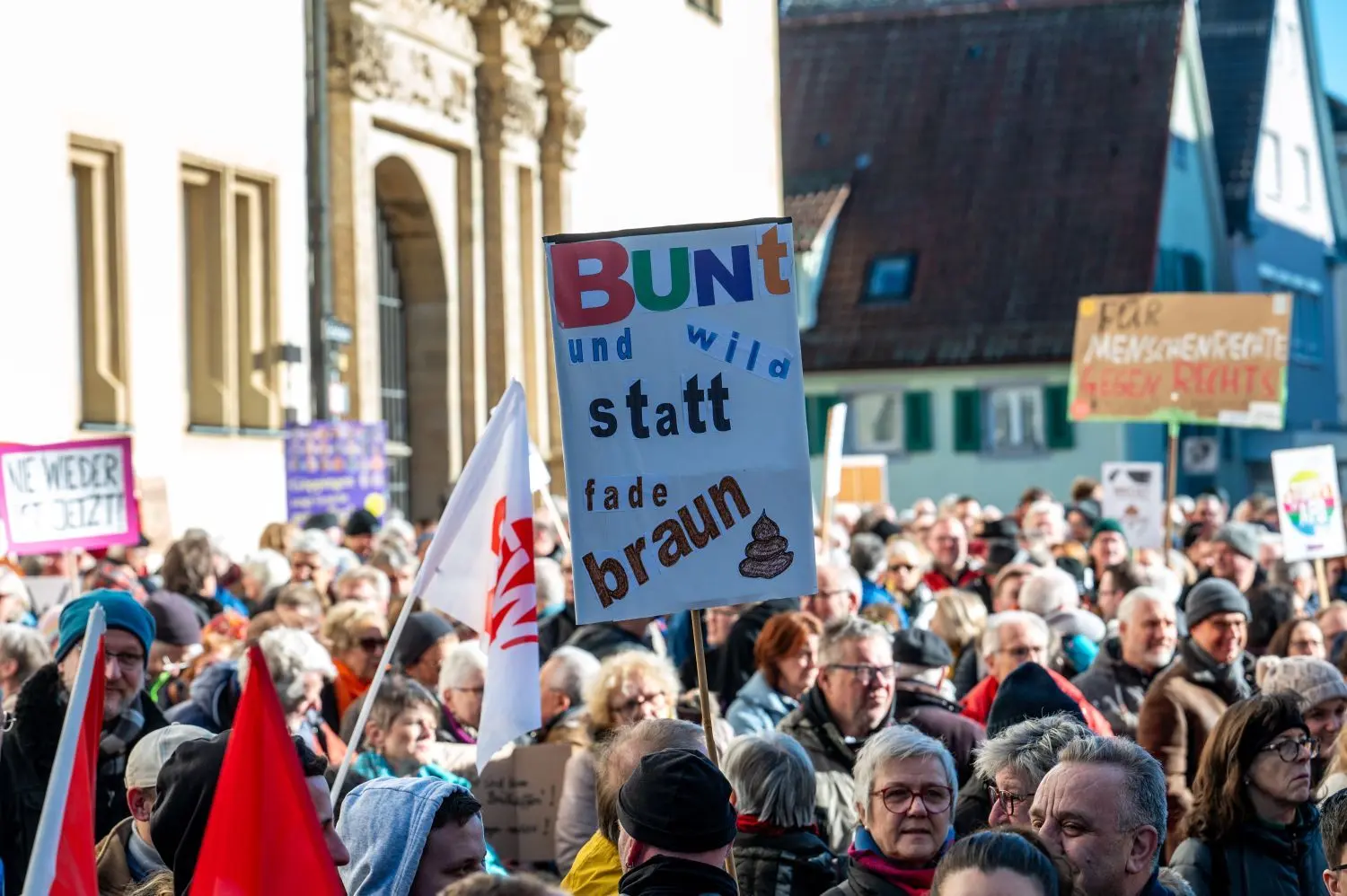 Bunt, kreativ und eindeutig: Protest gegen rechte Umtriebe ...