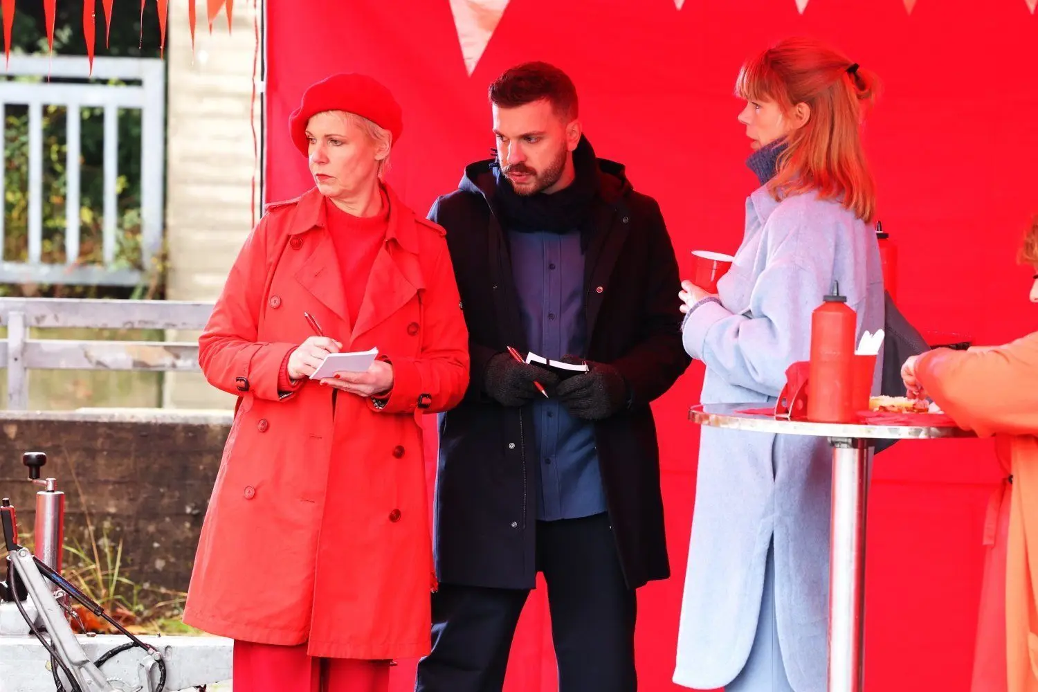 Cordula Stratmann als Kommissarin Rückert mit Assistent Edin Hasanovic. Sie machen sich Notizen.⇥