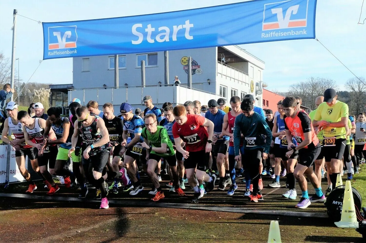 Mächtig viel Betrieb herrschte unter dem Startbanner beim Ottenbacher Silvesterlauf. 360 Läuferinnen und Läufer nahmen an der Veranstaltung teil, die, coronabedingt nach zweijähriger Zwangspause, jetzt zum ersten Mal wieder stattfand. ⇥