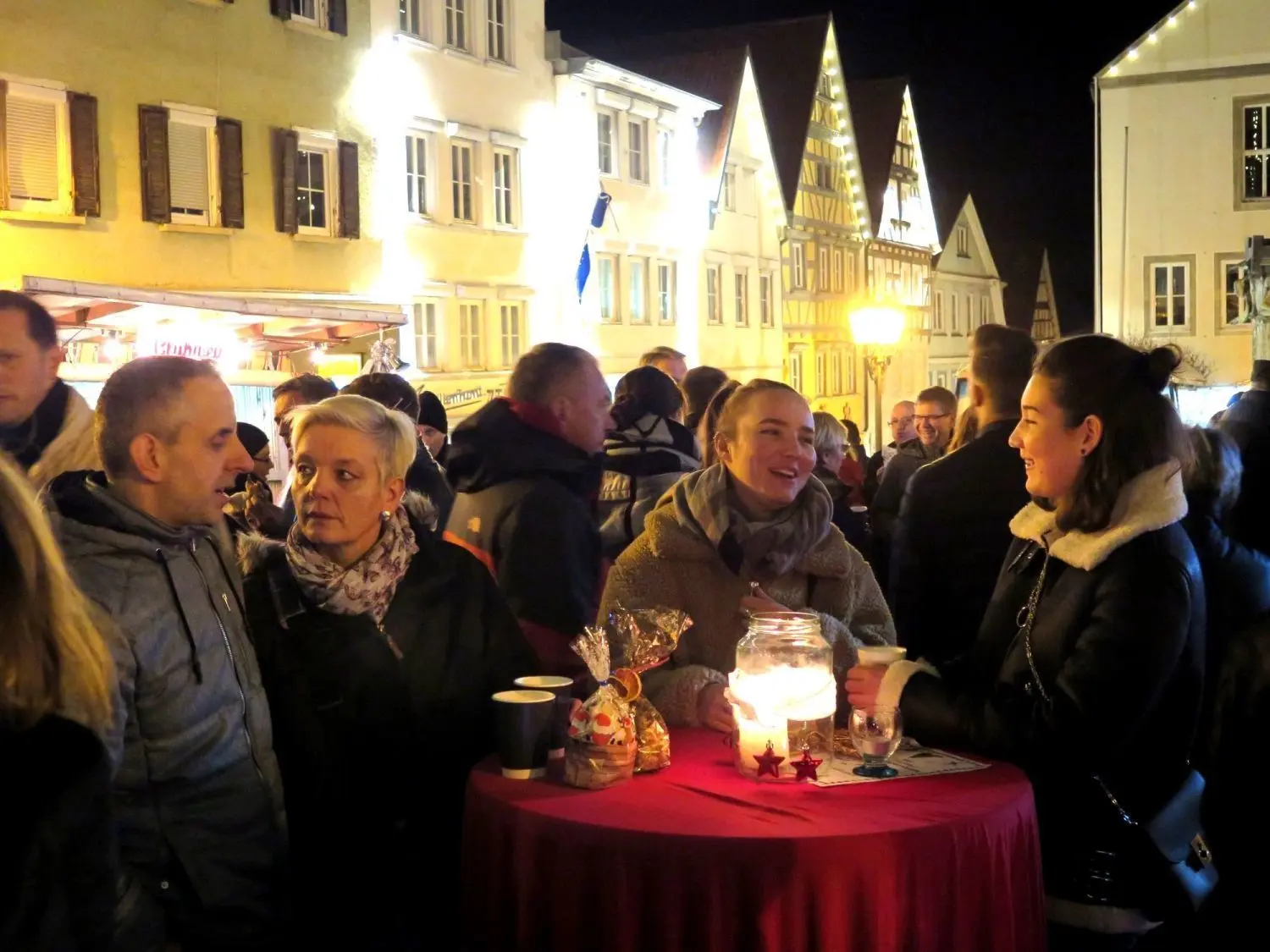 Zur Jahreszeit passend ausgeleuchtet, brechend voll und fröhliche Besucher: Der Sternlesmarkt hat am Samstagabend die gute Stube Hechingens wieder zum Treffpunkt für die weite Umgebung gemacht.